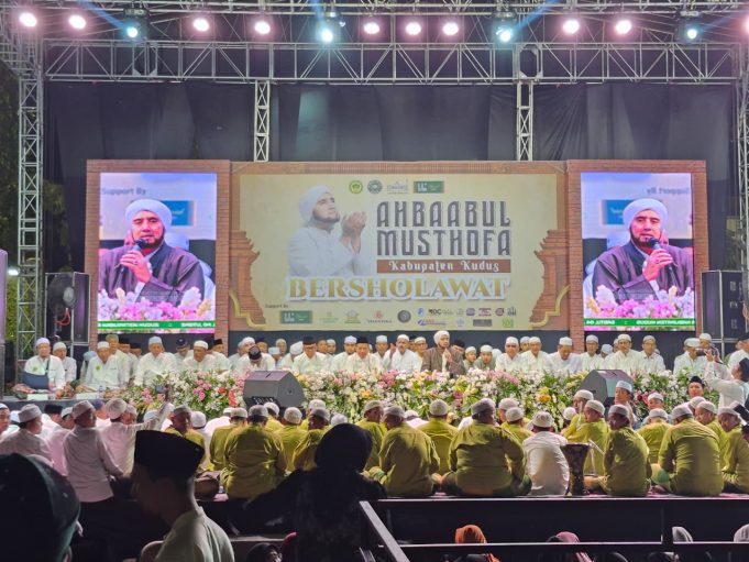 Ribuan Jemaah Padati Alun-alun Simpang Tujuh Kudus, Habib Syech Pimpin Ahbaabul Musthofa Bersholawat