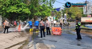 Jalan Depan Bank Jateng Pati Mendadak Licin Gegara Tumpahan Minyak, Polisi Gercep Cegah Petaka