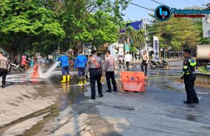 Jalan Depan Bank Jateng Pati Mendadak Licin Gegara Tumpahan Minyak, Polisi Gercep Cegah Petaka