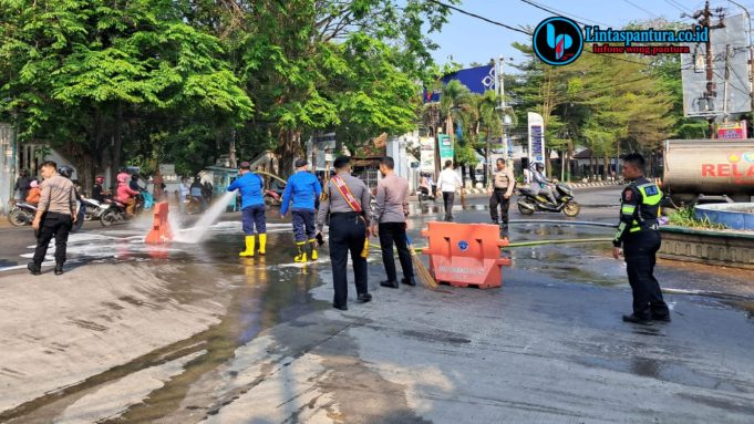 Jalan Depan Bank Jateng Pati Mendadak Licin Gegara Tumpahan Minyak, Polisi Gercep Cegah Petaka