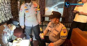 Warung di Kawasan Pasar Yaik Digerebek Polisi, Puluhan Botol Arak Disita