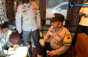 Warung di Kawasan Pasar Yaik Digerebek Polisi, Puluhan Botol Arak Disita