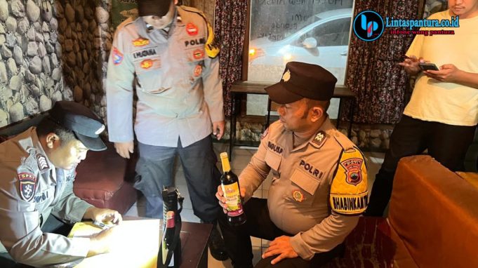 Warung di Kawasan Pasar Yaik Digerebek Polisi, Puluhan Botol Arak Disita