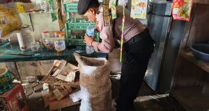 Warung-Warung Miras Disisir Polisi, Puluhan Botol Alkohol 40 Persen Disita di Pucakwangi