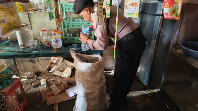 Warung-Warung Miras Disisir Polisi, Puluhan Botol Alkohol 40 Persen Disita di Pucakwangi