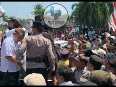 Temui Pendemo, Kepala Camat Tayu Ahmad Rifai Terkena Lemparan