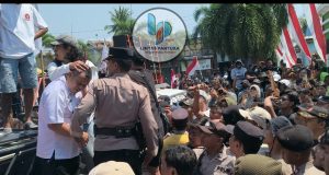 Temui Pendemo, Kepala Camat Tayu Ahmad Rifai Terkena Lemparan