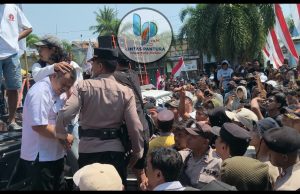 Temui Pendemo, Kepala Camat Tayu Ahmad Rifai Terkena Lemparan