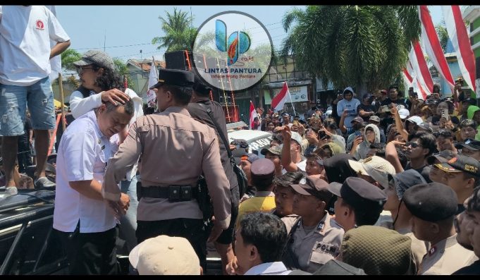 Temui Pendemo, Kepala Camat Tayu Ahmad Rifai Terkena Lemparan
