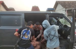 ODGJ Lempari Pengguna Jalan di Wedarijaksa, Polisi Bergerak Cepat Lakukan Evakuasi