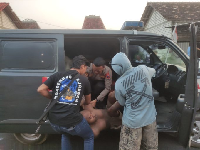 ODGJ Lempari Pengguna Jalan di Wedarijaksa, Polisi Bergerak Cepat Lakukan Evakuasi