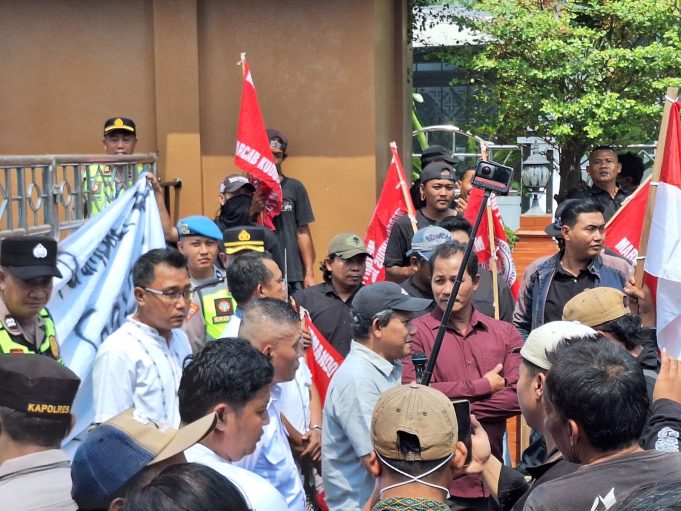 100 Massa Geruduk DPRD Kudus, Tolak Tunjangan Dewan hingga Desak Transparansi Anggaran