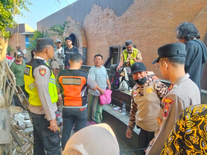 Pria Ditemukan Meninggal Dunia di Taman Menara Kudus, Diduga Kelelahan dan Dehidrasi Berat