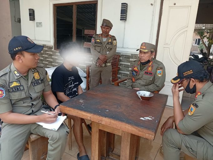 DIDUGA JADI LOKASI PROSTITUSI, KOS DI BAE KUDUS DIADUKAN WARGA! SATPOL PP LANGSUNG LAKUKAN PENGECEKAN