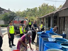Kemarau Panjang Mulai Mencekik Warga, Polisi Pati Gelontorkan 13 Ribu Liter Air Bersih ke Mojoluhur