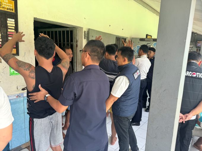 Razia Mendadak Rutan Demak, Polisi Geledah Seluruh Kamar Hunian dan Tes Urine 28 Warga Binaan