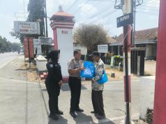 HUT Humas Polri ke-75, Polres Kudus Turun ke Jalan Bagikan Bantuan untuk Warga Kurang Mampu dan Tukang Becak