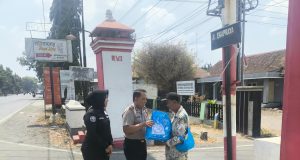 HUT Humas Polri ke-75, Polres Kudus Turun ke Jalan Bagikan Bantuan untuk Warga Kurang Mampu dan Tukang Becak