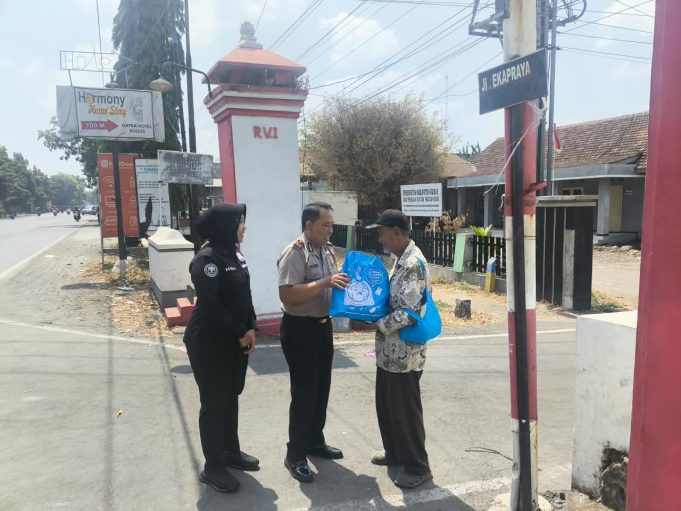 HUT Humas Polri ke-75, Polres Kudus Turun ke Jalan Bagikan Bantuan untuk Warga Kurang Mampu dan Tukang Becak
