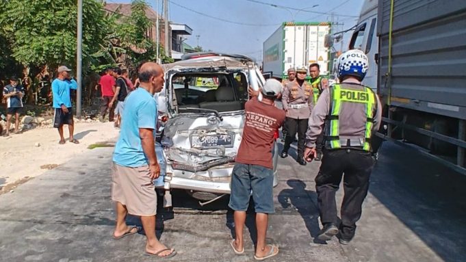 Rem Blong di Jalur Lingkar Kudus! Truk Hino Hantam Kendaraan Beruntun, Tujuh Kendaraan Terlibat, Dua Sopir Terluka